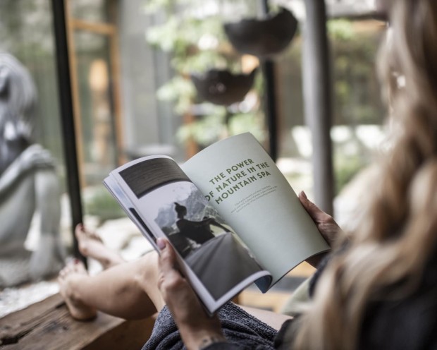 Entspannen und lesen im Adults Only Wellnessbereich des Familienhotel Feuerstein in Südtirol