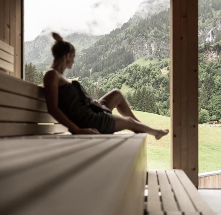 Saunieren in der Finnischen Sauna im Adults Only Wellnessbereich des Familienhotel Feuerstein in Südtirol