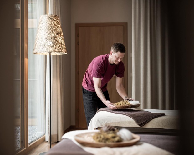 Vorbereitung einer Massage im Familienhotel Feuerstein in Südtirol