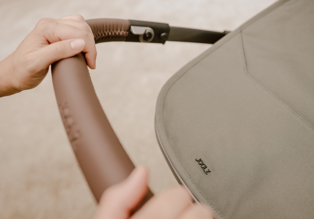 Hands on the handle of the new Joolz stroller.
