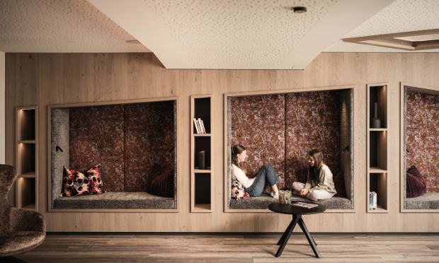 Neue gemütliche Sitznischen im Barbereich des Feuerstein Nature Family Resort.