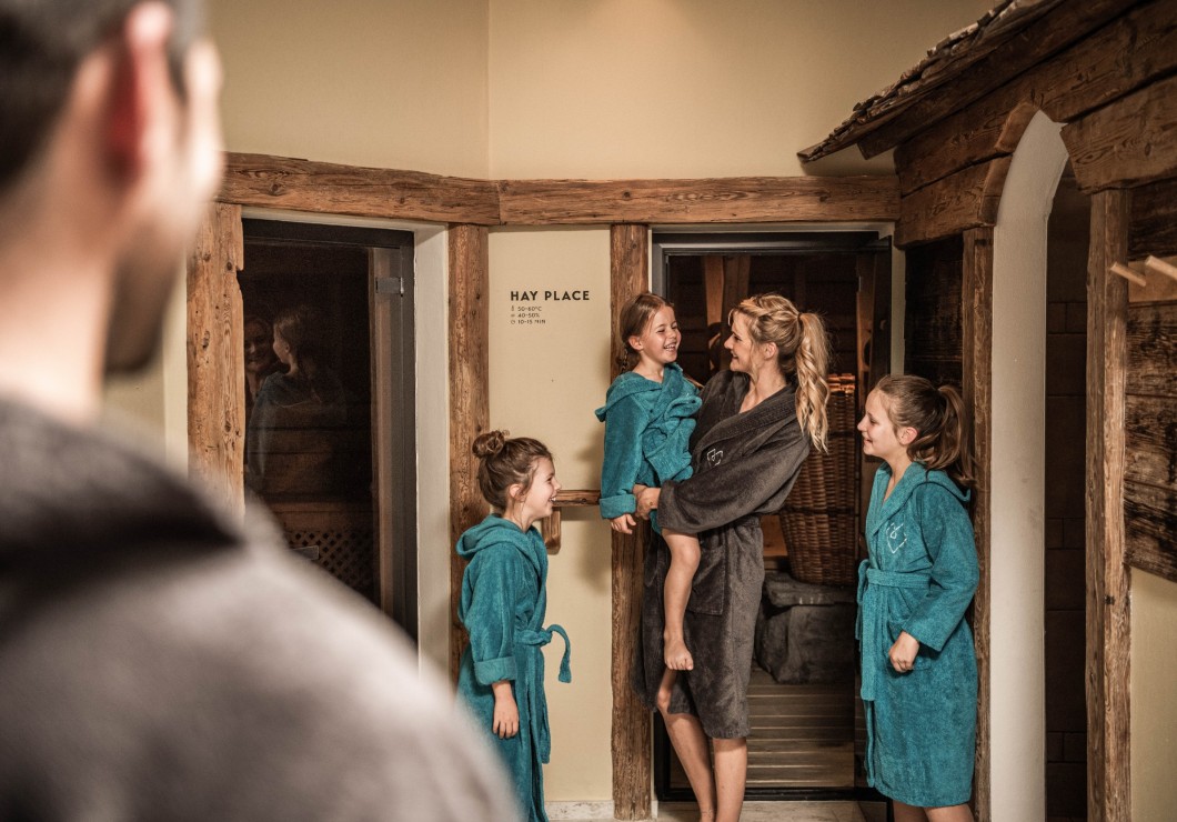 La famiglia visita insieme la sauna per famiglie Feurstein nella spa per famiglie