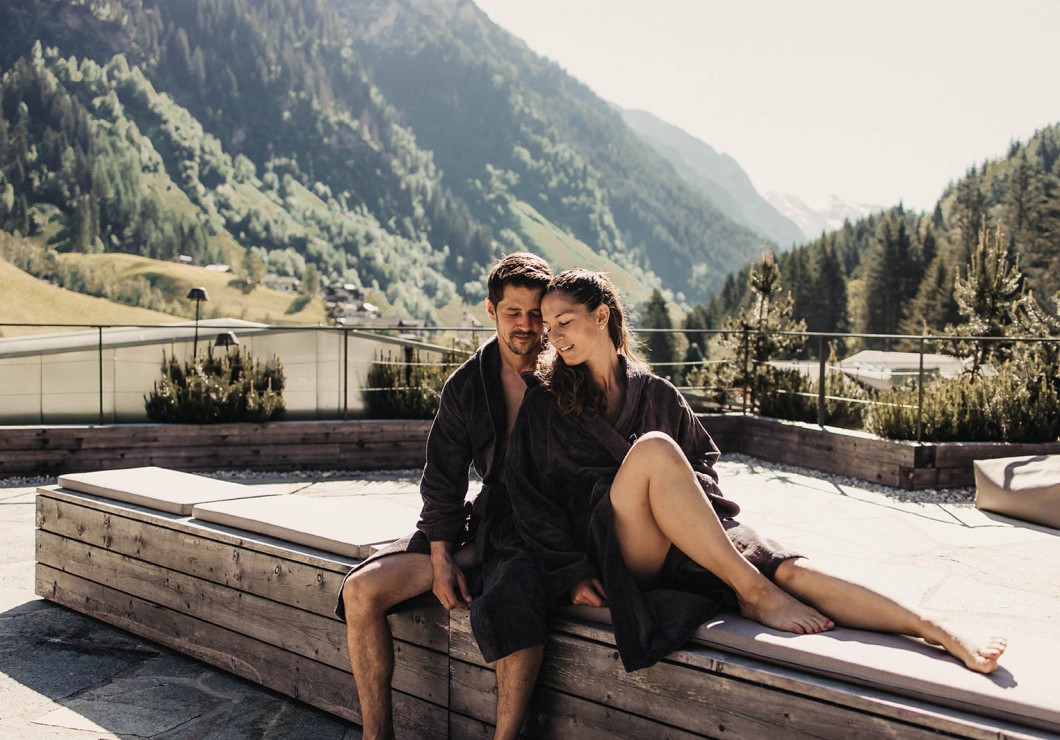 A man and a woman are sitting on the roof terrace, enjoying each other’s company.