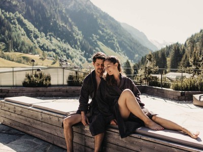 A man and a woman are sitting on the roof terrace, enjoying each other’s company.