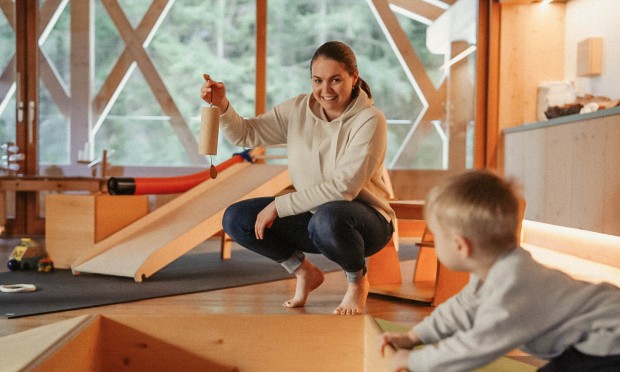 Woman applying the Montessori approach with a toddler