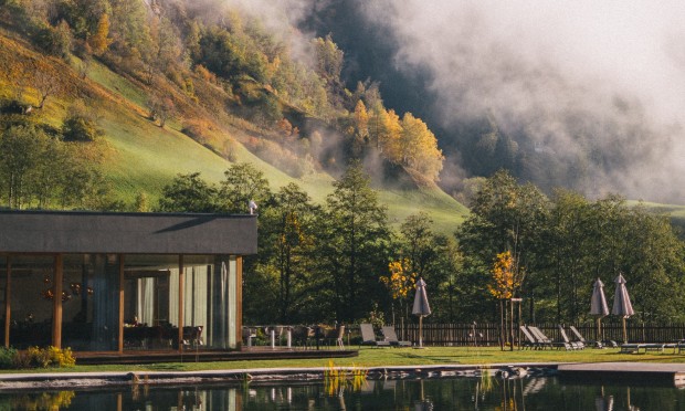 Atmosfera autunnale e nebbia sopra l’Hotel Feuerstein.