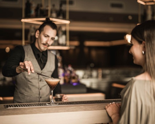 Il barman Toma sta attualmente dando gli ultimi ritocchi al cocktail.