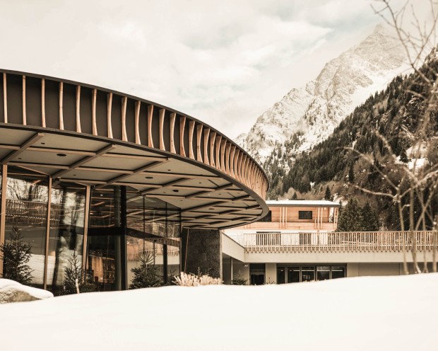 Foto esterna della reception con le montagne sullo sfondo