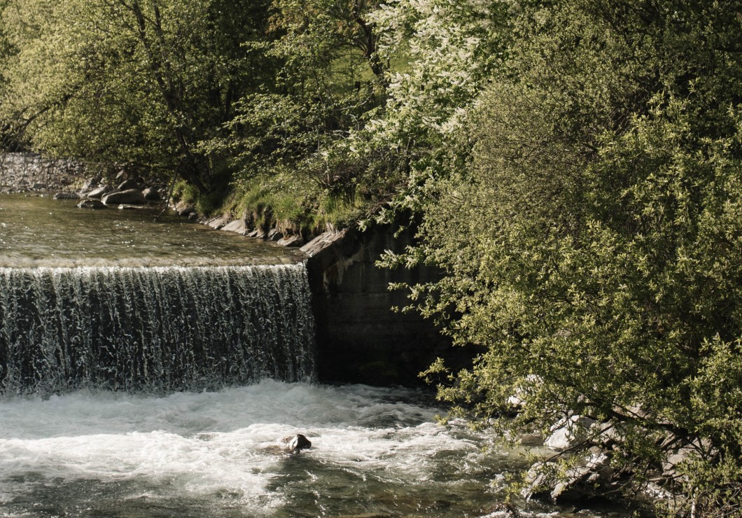 Un piccolo fiume porta l'acqua