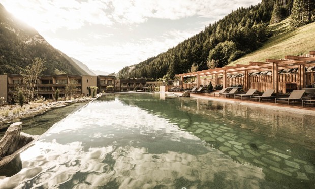 Il nuovo lago balneabile di Feuerstein con le montagne sullo sfondo
