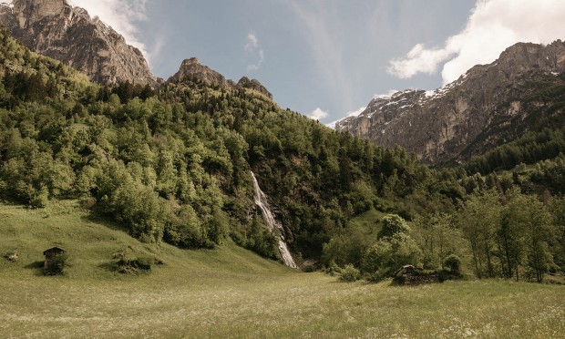 Cascata in mezzo a un prato verde