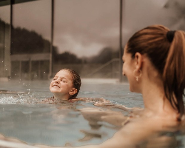 Mutter und Tochter genießen das warme Wasser im Außenpool.