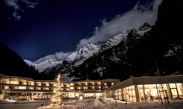Außenbild im Winter und in der Nacht vom Hotel Feuerstein