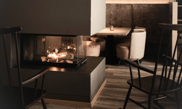 Kamin und Schaukelstühle in der neuen Bar im Feuerstein Nature Family Resort.