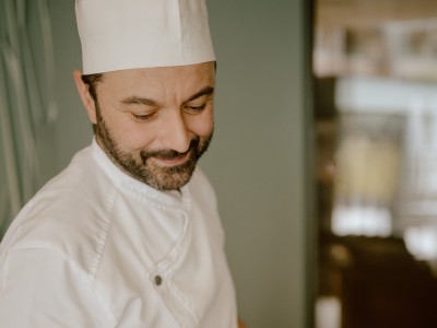 Chef Andrea Moccia zeigt seine Speisen im Artifex Gourmetrestaurant im Feurstein Nature Family Resort