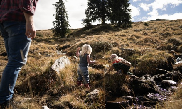Kleine Kinder spielen im Freien