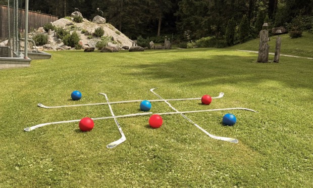 Es wird auf dem Boden mit dem Fuss Tic tac toe gespielt
