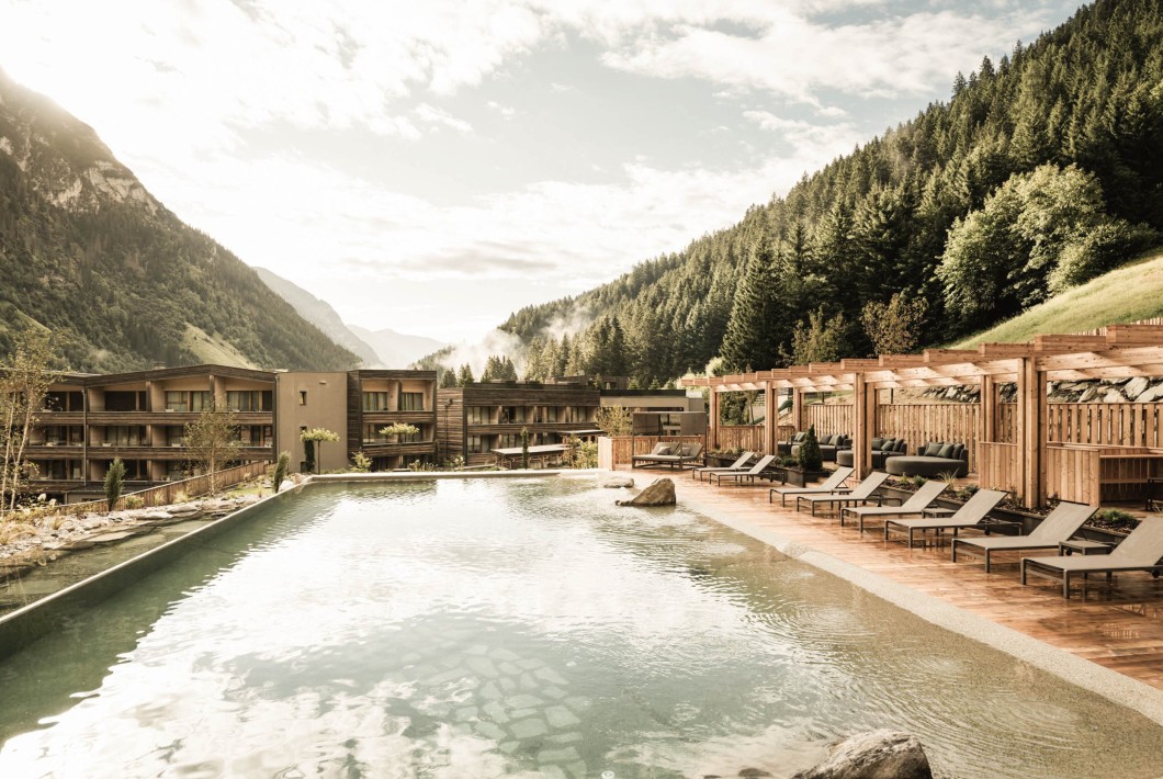 neues Highlight beheizter natürlicher Schwimmsee im Feuerstein Nature Family Resort