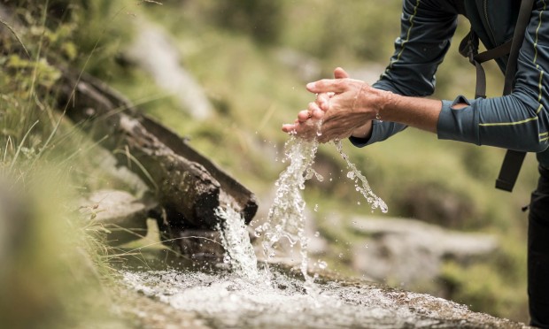 Donna che si lava le mani con acqua di sorgente