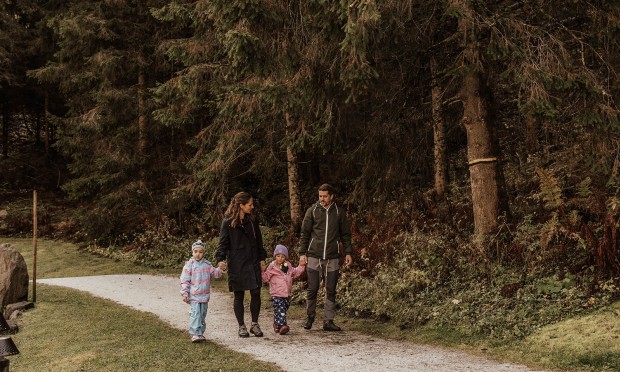 Familie geht spazieren