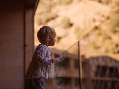 Kleines Kind schaut vom Balkon