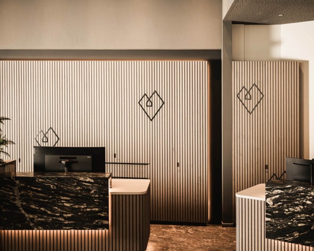 Foto dettagliata della reception, con cuore di selce sulla parete