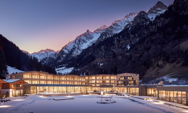 Il Feuerstein Nature Family Resort è ricoperto di neve e risplende nella splendida atmosfera serale della Val di Fleres, in Alto Adige.