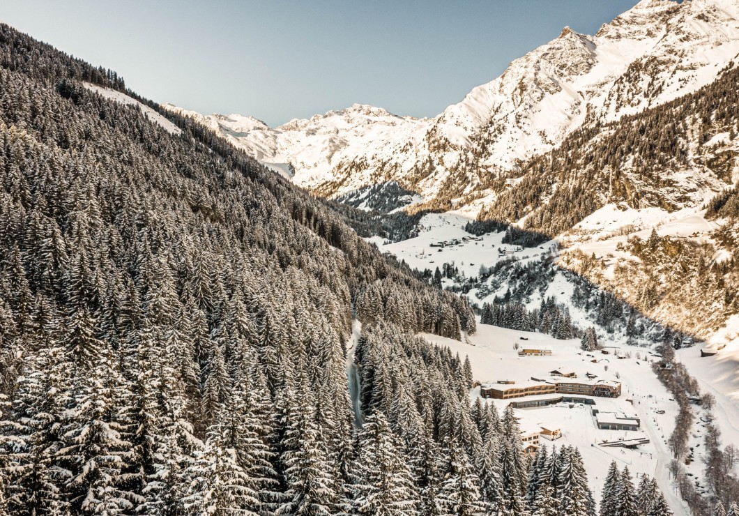 Panoramafoto von den Bergen im Pflersch und Feuerstein Hotel ist auch zu sehen