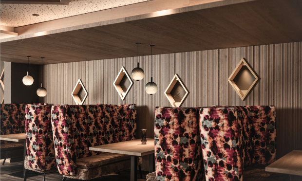 Neue farbenfrohe Sitzecken in der Feuerstein Bar.