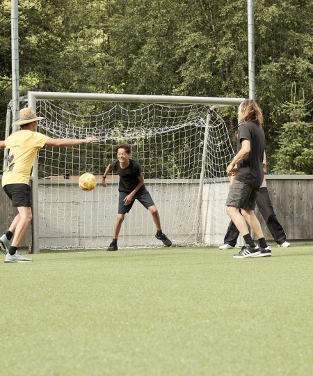 5 Kinder die beim Fussball spielen sind