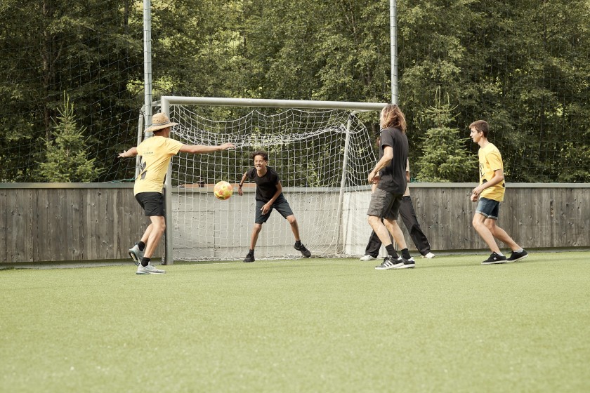 5 bambini che giocano a calcio