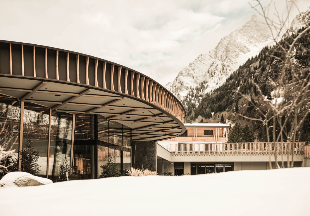 Die Außenansicht der neuen Rezeption im Schnee.