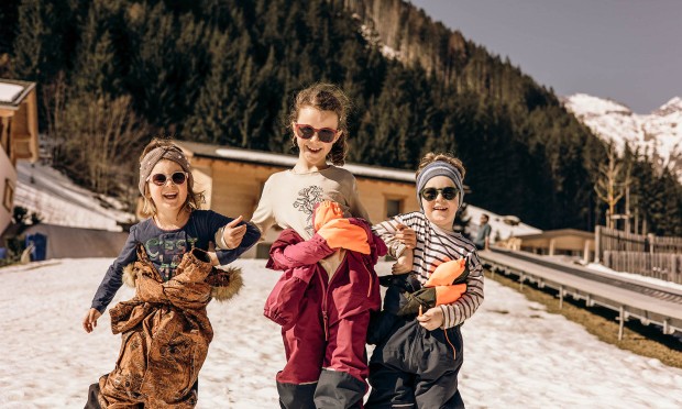 I bambini ridono e giocano nella neve nel giardino del Feuerstein.