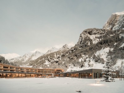 Il Feuerstein Nature Family Resort e le montagne sono ricoperti di neve – un meraviglioso paese delle meraviglie invernale.