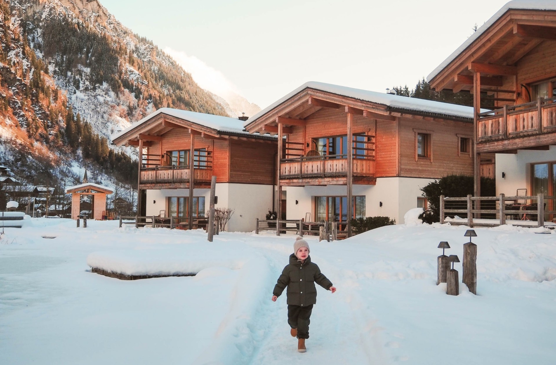 Immagine esterna di Feuerstein con un bambino che cammina sulla neve
