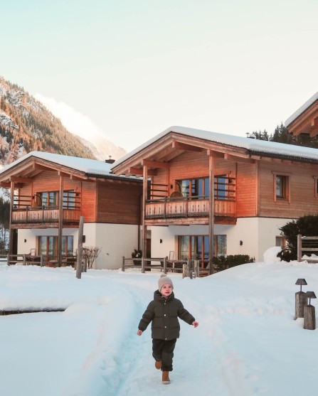 Immagine esterna di Feuerstein con un bambino che cammina sulla neve