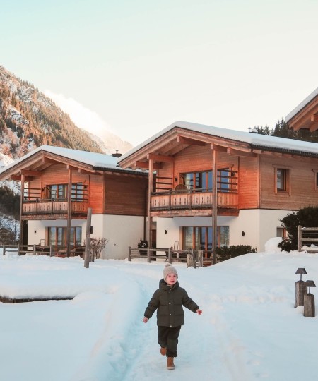 Außenbild Feuerstein mit einem Kind darauf das im Schnee läuft