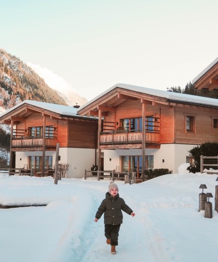 Immagine esterna di Feuerstein con un bambino che cammina sulla neve