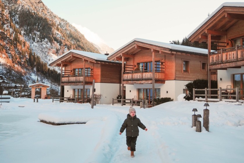 Außenbild Feuerstein mit einem Kind darauf das im Schnee läuft