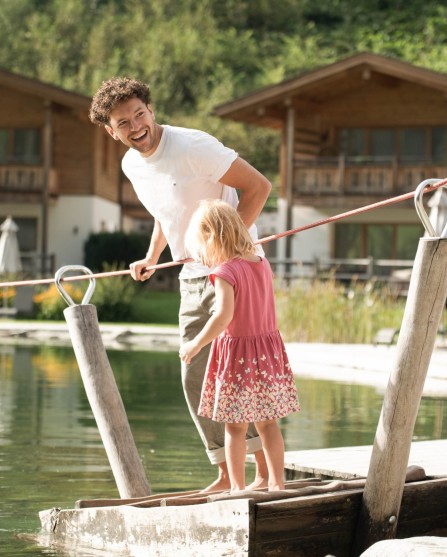 Il padre e la figlia si trovano su una zattera.