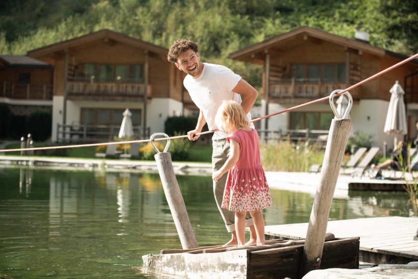 Vater und Tochter befinden sich auf ein Floß