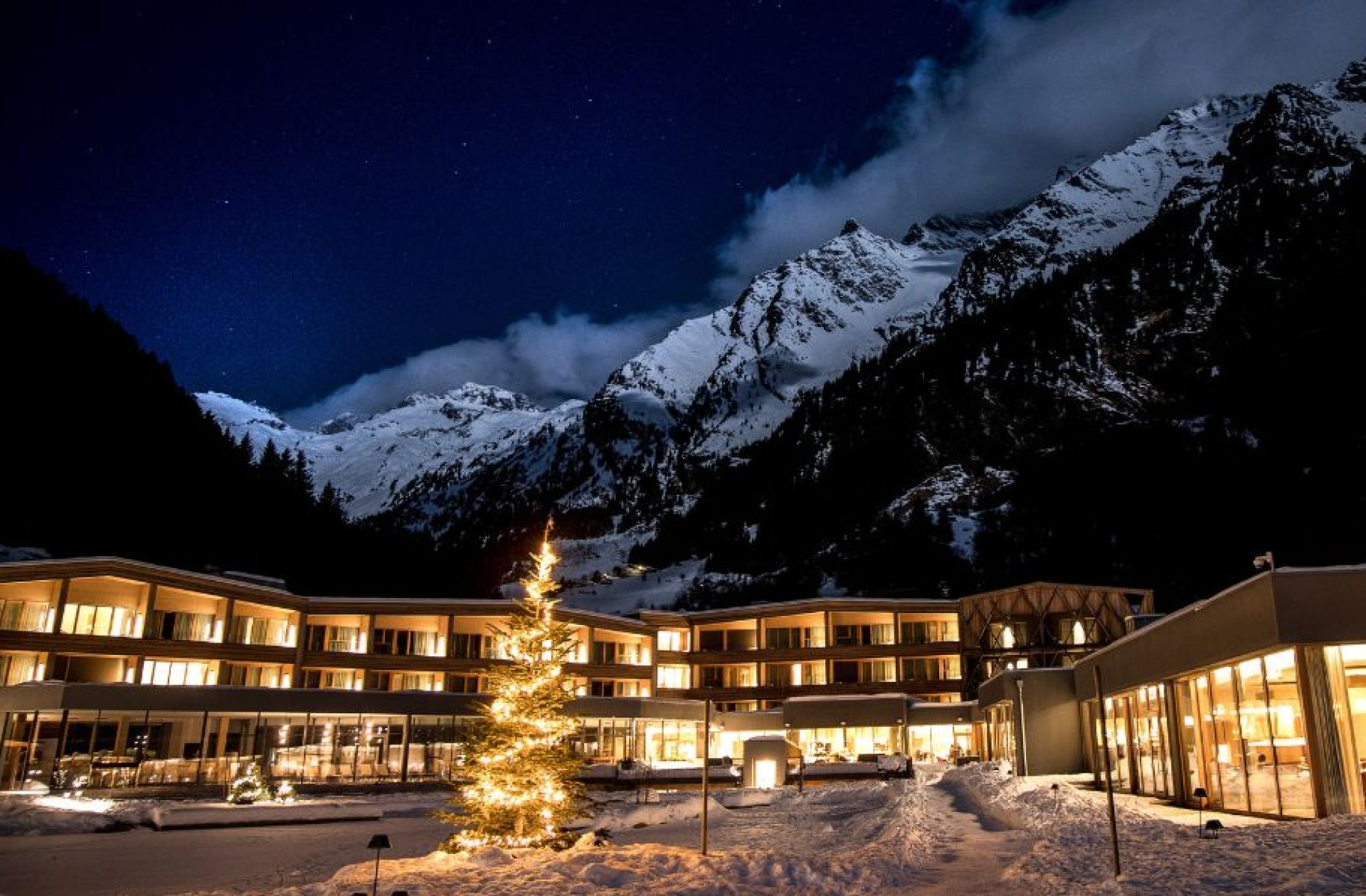 Hotel Feuerstein bei Nacht