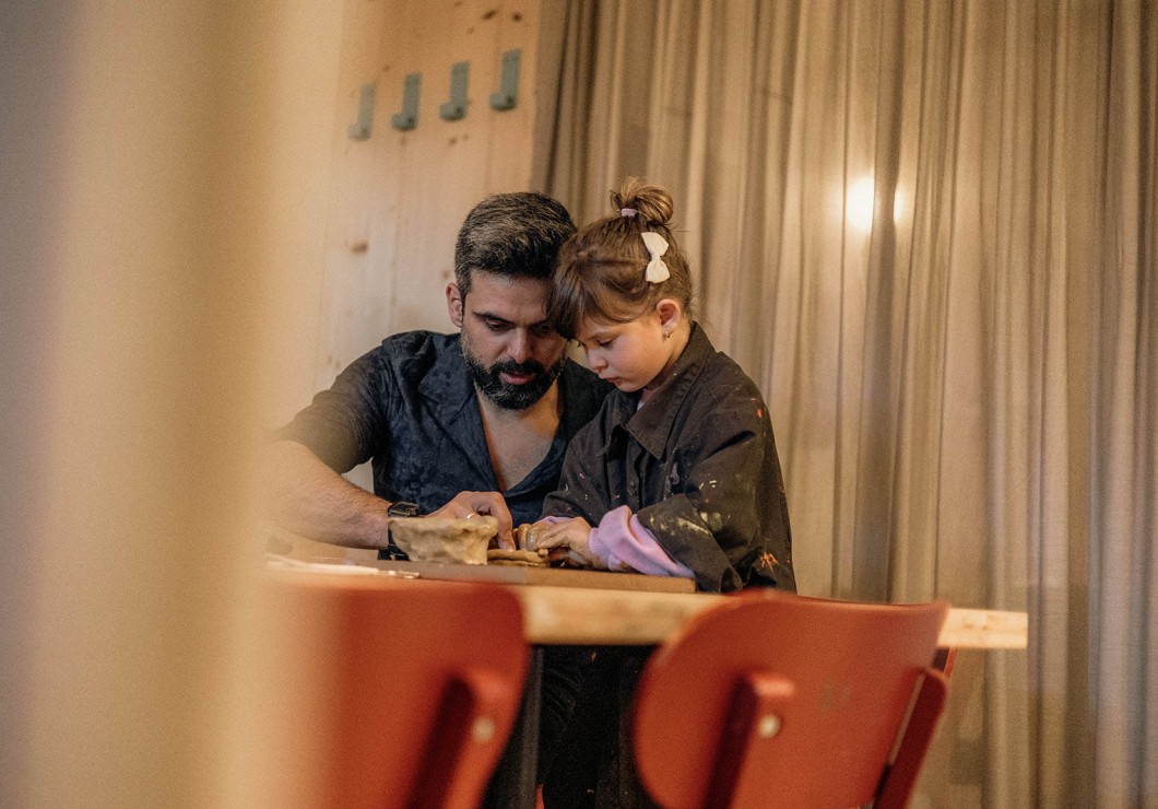 Kleines Kind bastelt mit Vater