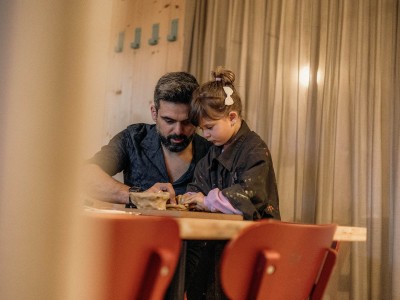 Bambino piccolo fa lavoretti con il papà