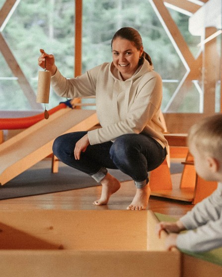 Montessoriprogramm mit Holzspielsachen mit Paedagogin Saskia Wedel