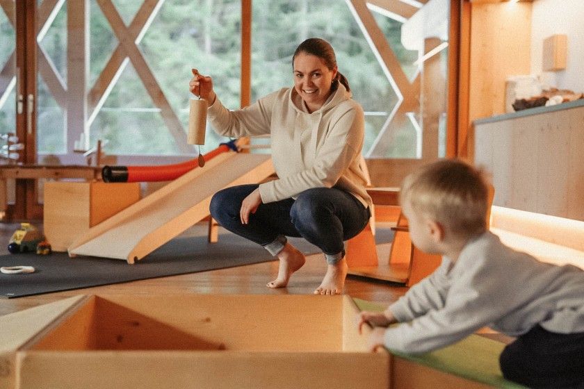 Montessoriprogramm mit Holzspielsachen mit Paedagogin Saskia Wedel