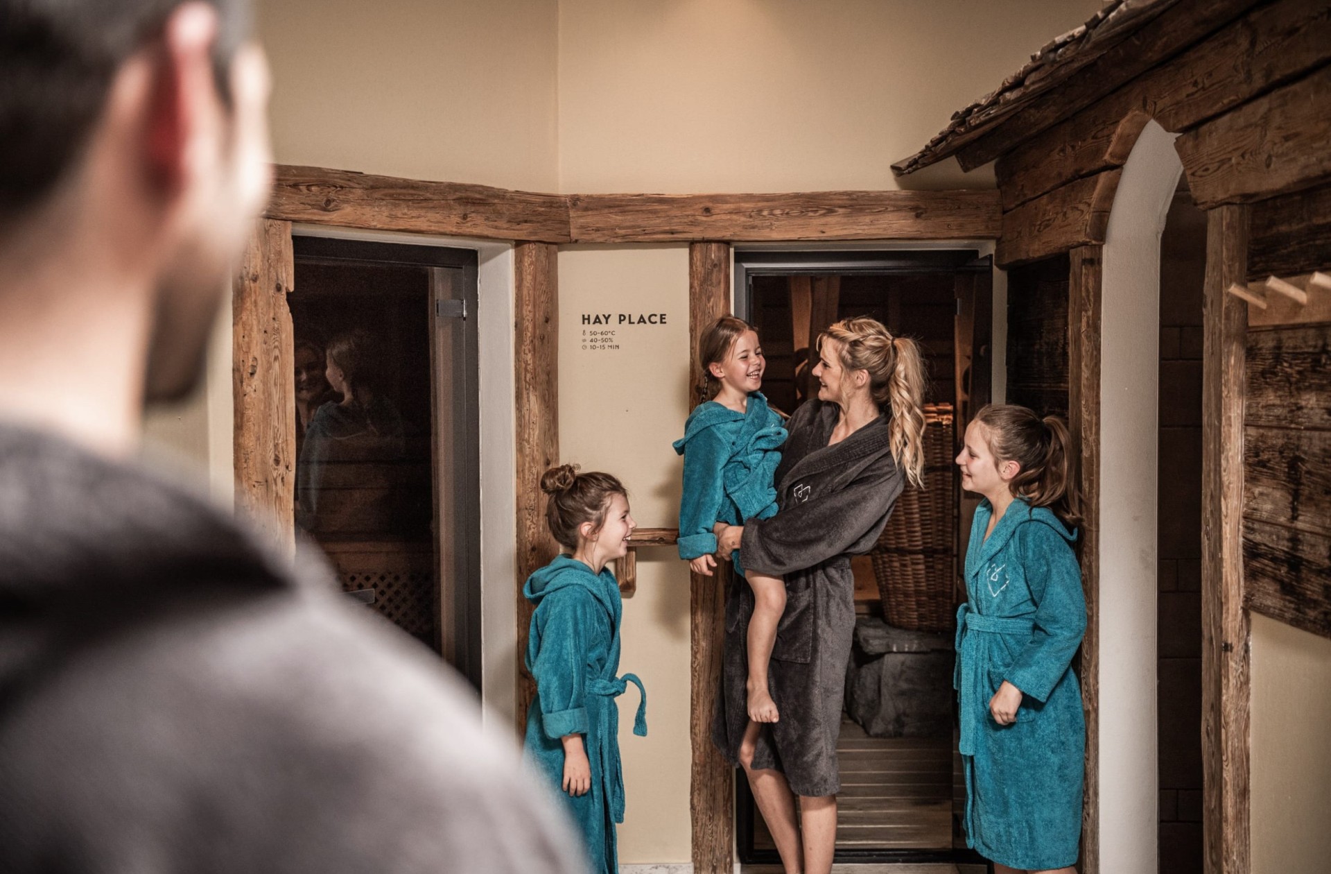 Mutter mit 3 Kinder allesamt im Bademantel