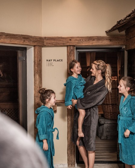 Mutter mit 3 Kinder allesamt im Bademantel