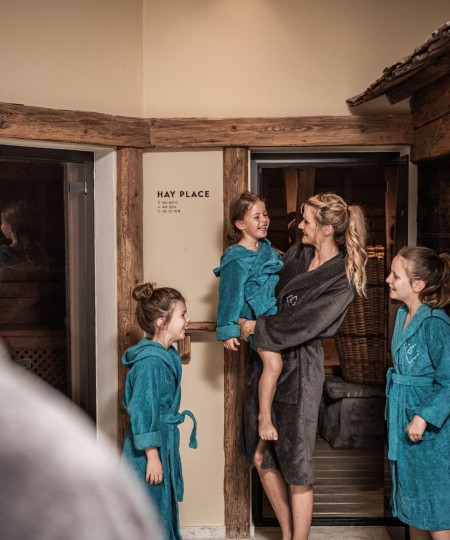 Madre con 3 bambini, tutti in accappatoio