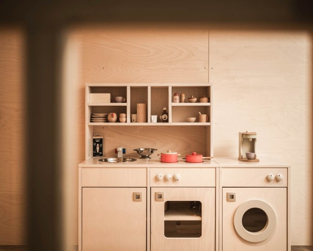 Cucina giocattolo nella casa delle bambole accessibile